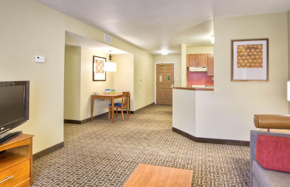 Towneplace Suites Raleigh Cary/Weston Parkway Экстерьер фото