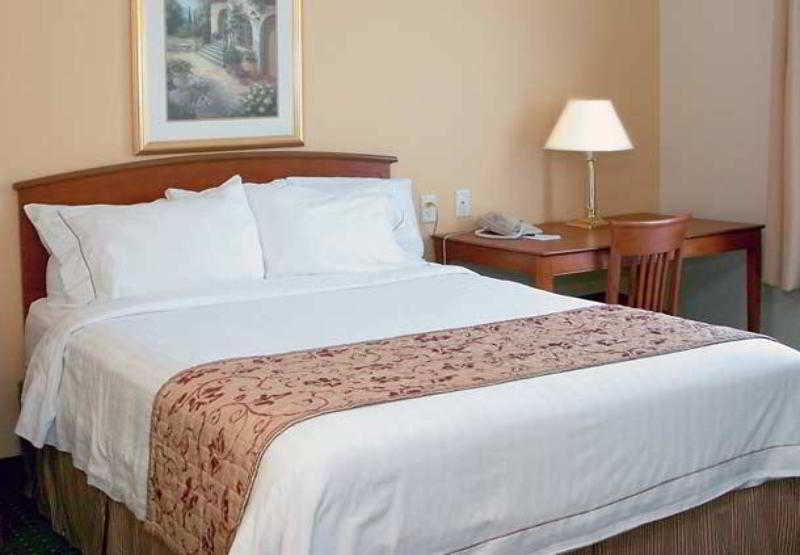 Towneplace Suites Raleigh Cary/Weston Parkway Экстерьер фото